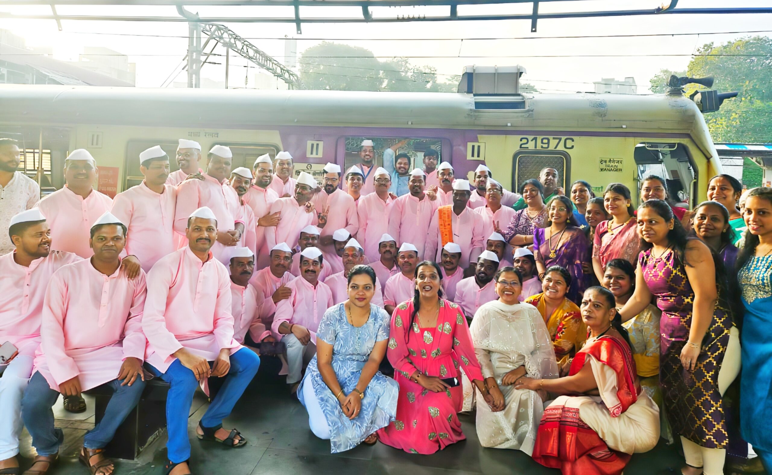 डोंबिवली सकाळी ७.२९ रेल्वे डब्यात साई भजन मंडळाने मोठ्या उत्साहात दसरा सण केला साजरा