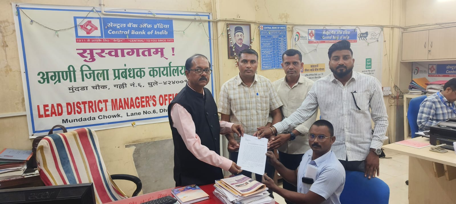 व्यवसाय कर्ज मिळत नसल्याने चिमठाणे बँक ऑफ इंडिया वर तरुणांचा ऐल्गार