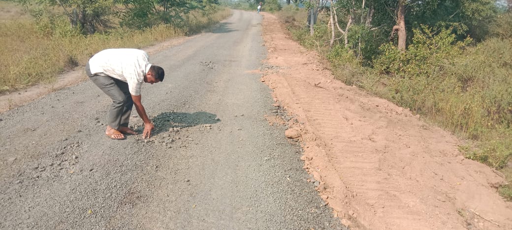 चिमठाणे ते दलवाडे प्र. सो अमराळे रस्त्याचे काम पूर्ण निकृष्ट दर्जाचे सामाजिक कार्यकर्ता सोनू फौजी सह गावकर्यांचा आंदोलनाचा इशारा