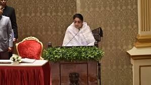 महाराष्ट्राच्या इतिहासात आज एक ऐतिहासिक आणि भावनिक वळण आले आहे — सुश्री सुनेत्रा ताई अजितदादा पवार यांना महाराष्ट्राची प्रथम महिला उपमुख्यमंत्री म्हणून शपथ दिली गेली आहे.