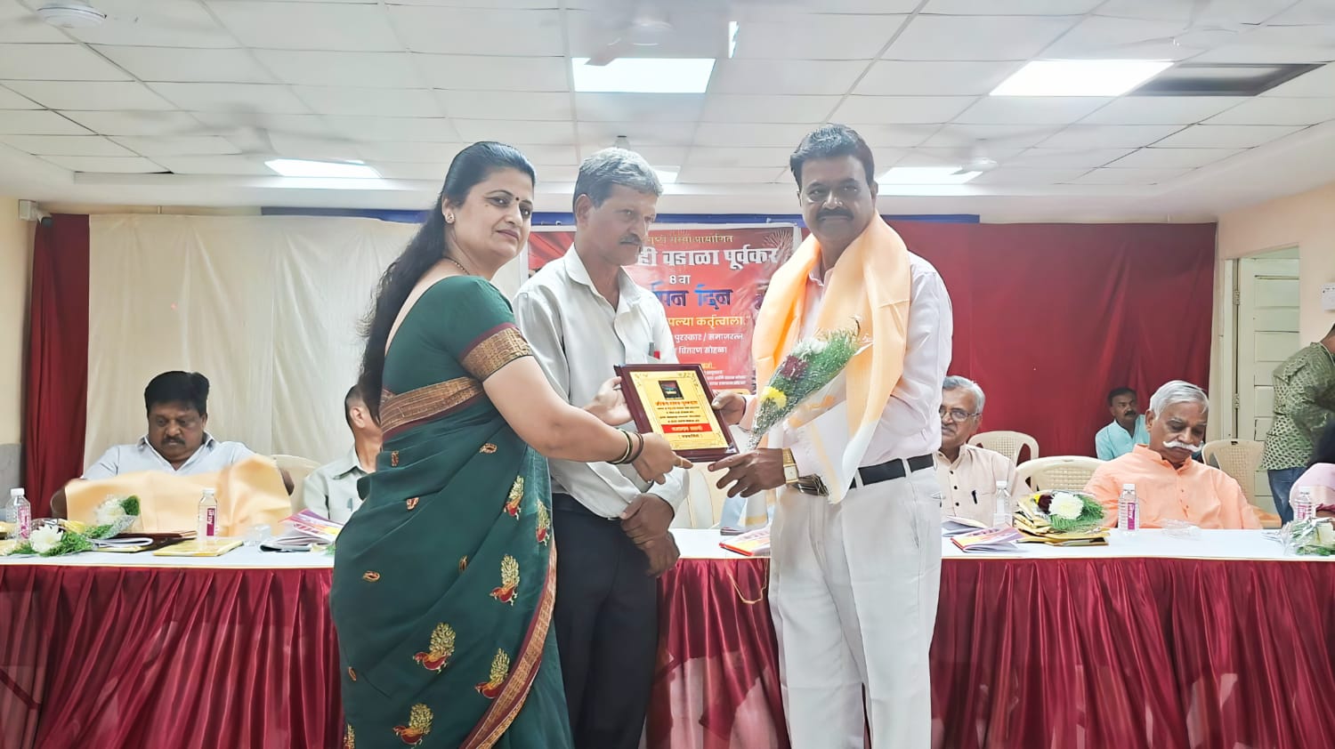 दत्ताराम दळवी ” जीवन गौरव ” पुरस्काराने सन्मानित !