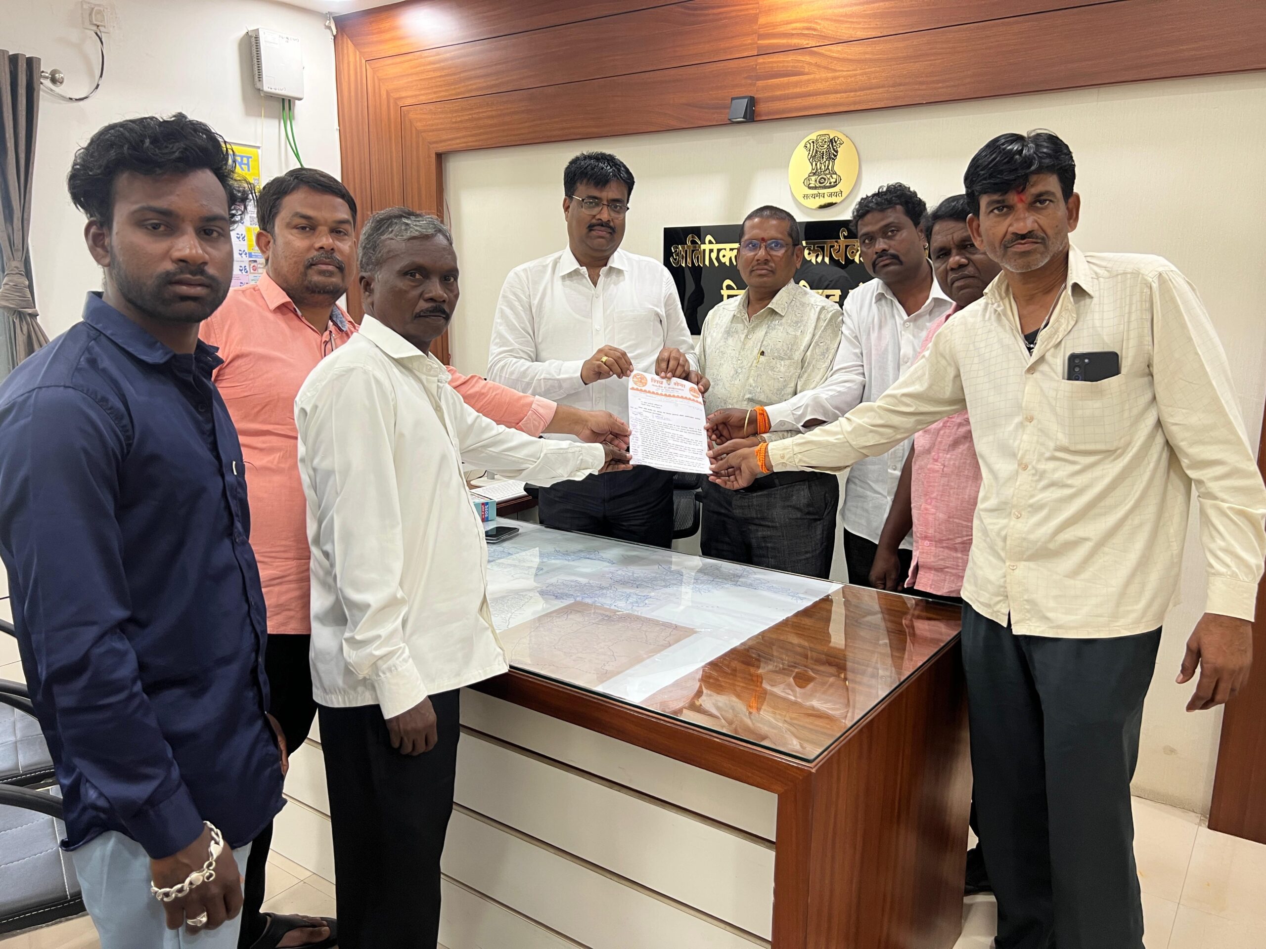 कर्जोत (ता. शहादा) येथे निर्माण झालेल्या भीषण पाणीटंचाईवर तात्काळ उपाययोजना करण्याची मागणी शिवसेना तालुका प्रमुख मनलेश जायसवाल यांनी जिल्हा परिषदेच्या मुख्य कार्यकारी अधिकारी यांच्याकडे निवेदनाद्वारे केली आहे